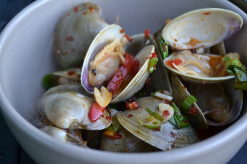 Clams with basil and chilis